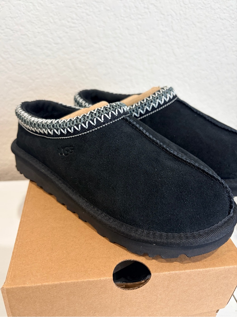 UGG Women’s size 6 Tasman II Black Suede Slip-On Mule with Contrast Stitching